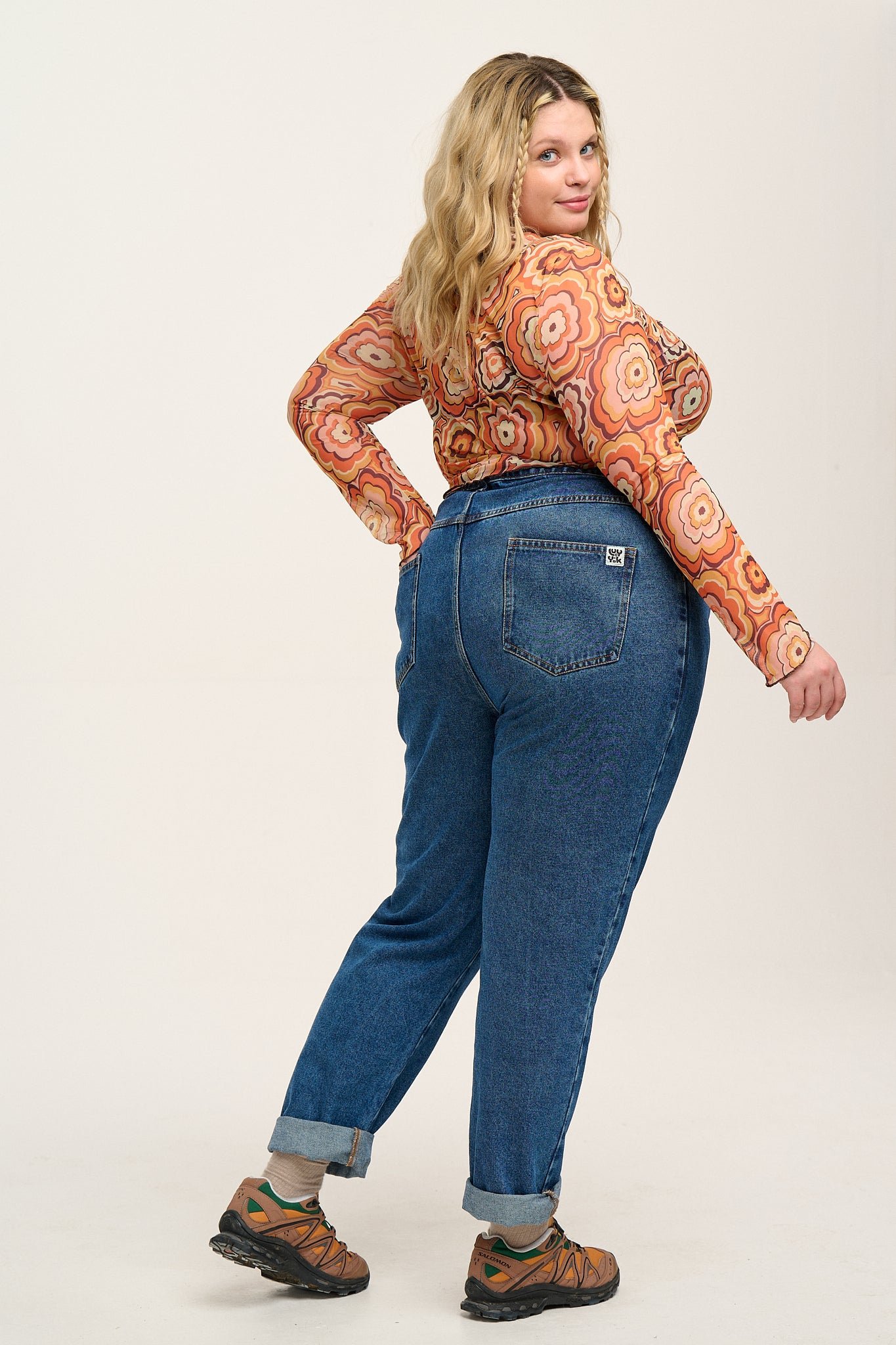 Dana - Mom Denim Jeans in Mid Wash Blue - Image 10