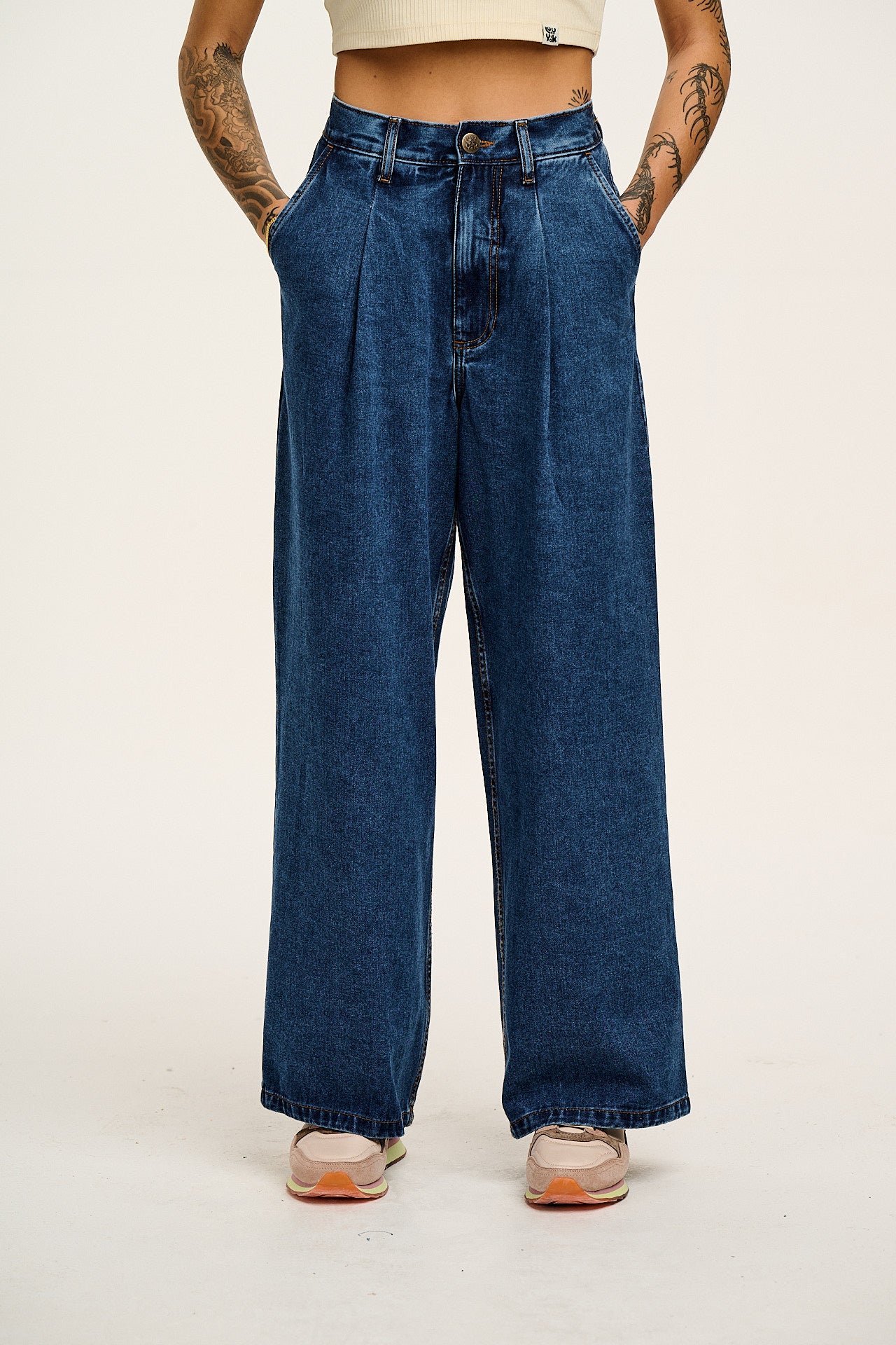 Cole - Wide Leg Denim Jeans in Mid Wash Blue