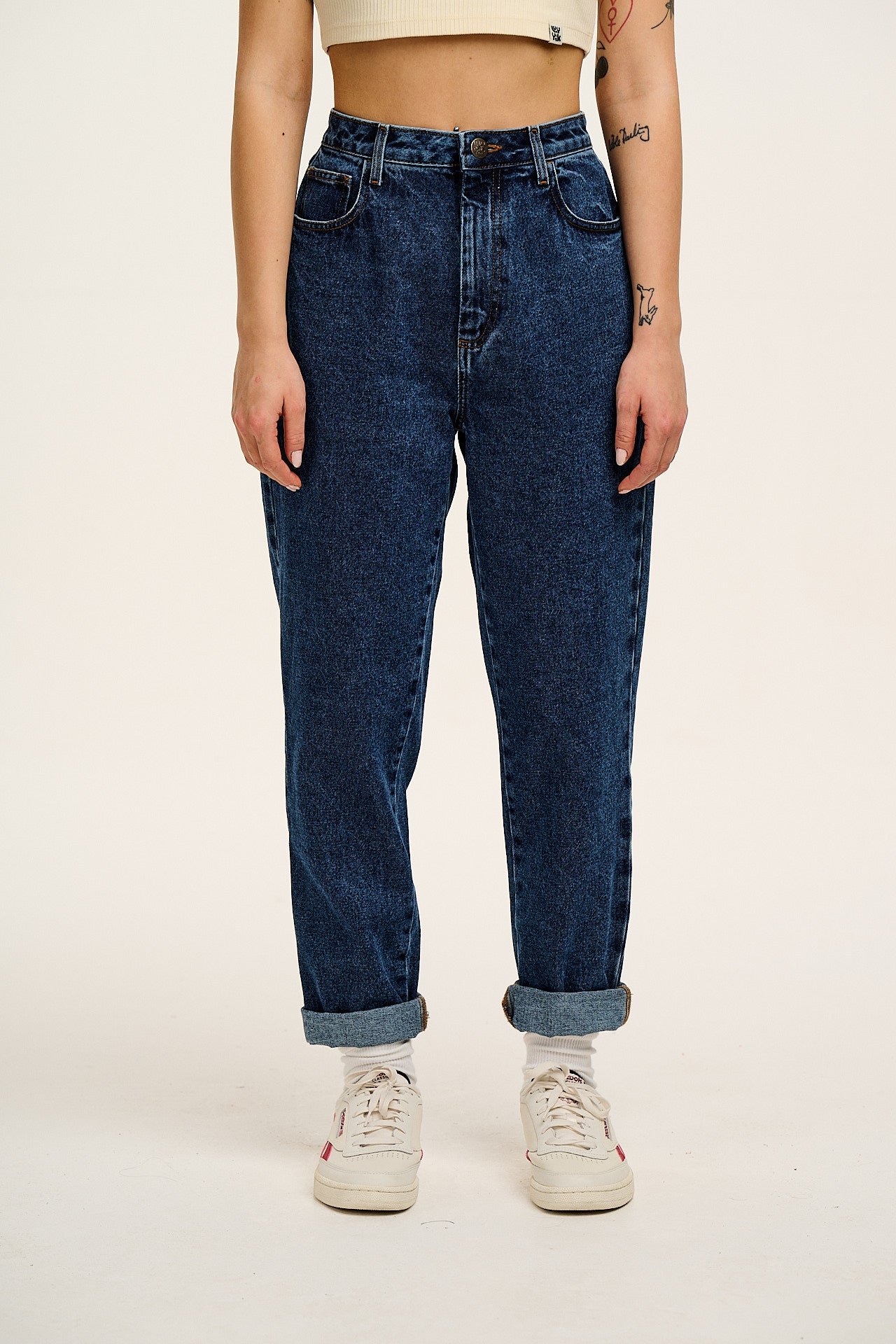 Dana - Mom Denim Jeans in Mid Wash Blue - Image 2